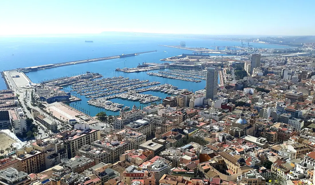 Vista de Alicante y su puerto