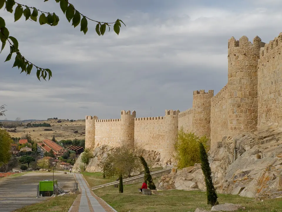 Paseo junto a la muralla