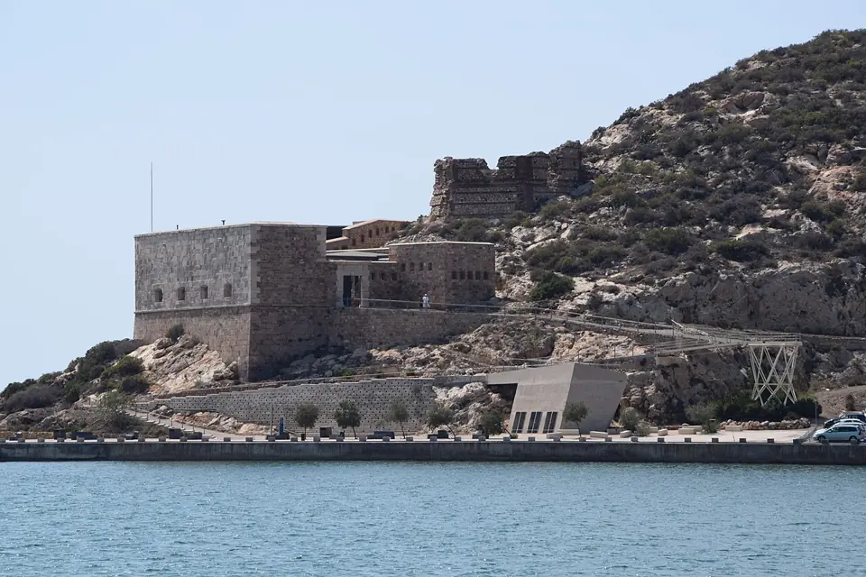 Fuerte de Navidad junto al puerto