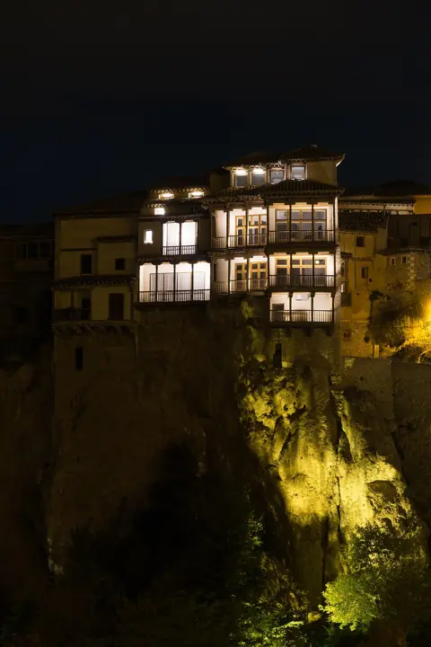 Casas Colgadas al anochecer