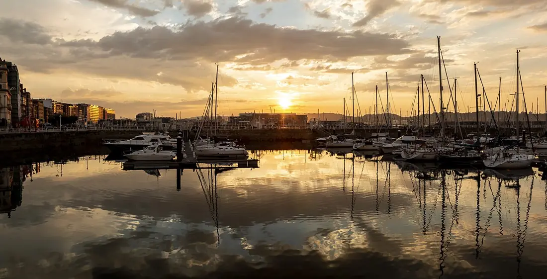 Puerto de Gijón al atardecer