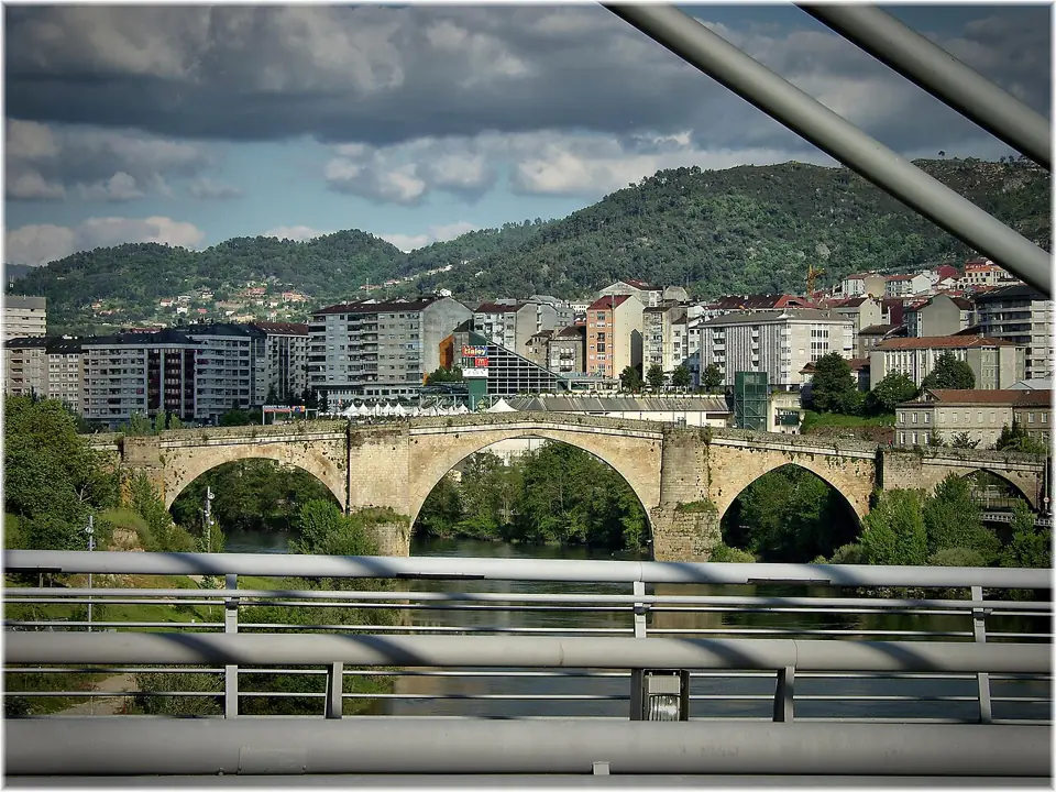 Ponte Vella sobre el Miño