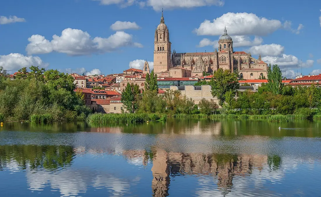 Las catedrales de Salamanca junto al Tormes